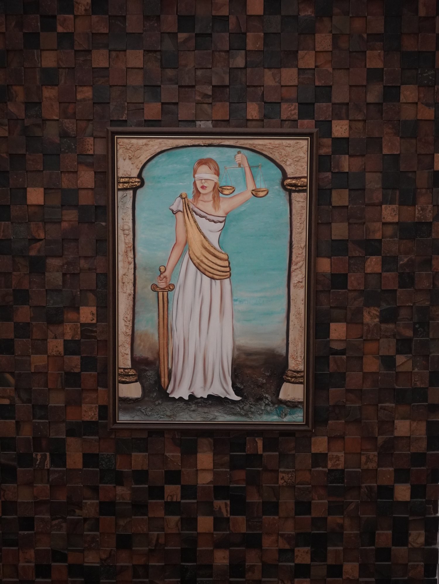 Parede de mosaico em pedra no escritório da APMS